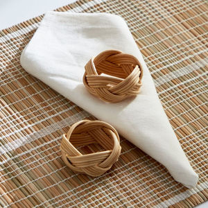 Tradebyd Anneaux de serviette en rotin tissé Décor de table fait main rustique pour intérieurs de salle à manger modernes - Product Image 1