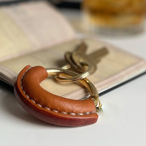 Porte-clés personnalisé minimaliste en cuir véritable avec accessoires argentés de qualité supérieure pour cadeau promotionnel - Product Image 5