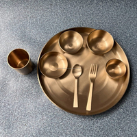 Collection de thalis en laiton Kansa faits à la main avec bols à finition mate, couverts, verres, incrustations dorées ornées et couvercles métalliques assortis
