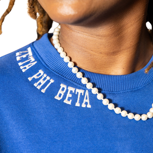 Sudadera Azul Chenille de la Hermandad Zeta Phi Beta para Mujer, Diseño con Letras Griegas en la Espalda, Talla Real, Sudadera Cómoda para Hermanas - Product Image 4