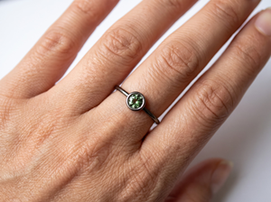 Anillo Solitario de Plata de Ley 925 con Amatista Verde Natural Redonda Engastada en Bisel, Joyería Fina, Memoria Jewels - Product Image 6