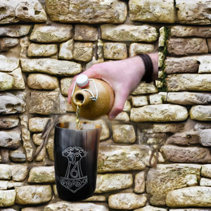 Corne à boire Viking gravée et polie, en corne de buffle naturelle, faite à la main, avec logo personnalisé, style médiéval, taille moyenne - Product Image 1