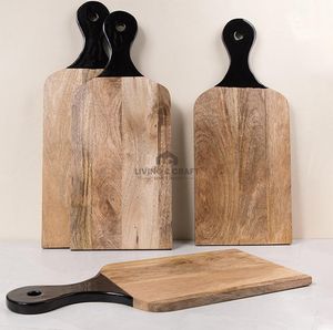 Planche de service moderne en bois avec poignée en résine noire, planche à fromage en bois de manguier, planche à charcuterie, plateau de service de cuisine - Product Image 4
