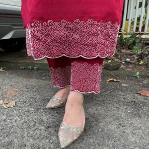 Conjunto de Kurta y Pantalón VASTRA COTTAGE Rosa con Bordado, Mangas Tres Cuartos, Traje Étnico Elegante para Mujer - Product Image 3