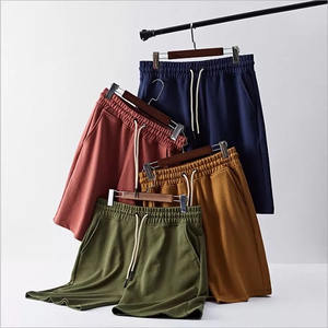 Shorts streetwear pour hommes en toile éco-responsable et polaire technique, longueur genou, avec logo personnalisé, fermeture à cordon de serrage, motif uni - Product Image 5