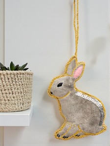 Décoration suspendue mignonne en forme de lapin Zari |   Ornement suspendu brodé à la main de luxe | Décoration à suspendre à la porte - Product Image 3