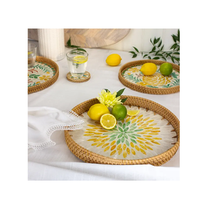 Plateau de service attrayant au design arrondi pour le stockage des aliments de fête et les collations, finition nacre et rotin. - Product Image 3