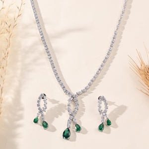 Ensemble collier et boucles d'oreilles en diamants de laboratoire plaqué or 9 carats, bijoux de mariée tendance avec pierres rondes taille brillant - Product Image 3