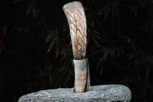 Corne à boire traditionnelle viking en corne de buffle, thème Amour, durable, faite à la main, avec support et gravures personnalisées, pour cadeau d'entreprise - Product Image 2