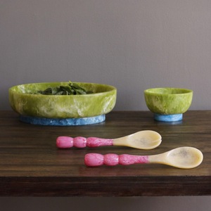 Bols en résine blanche faits à la main avec base verte et cuillères en os pour servir des salades, ensemble de vaisselle minimaliste - Product Image 3