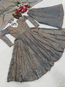 Ensemble de robe Anarkali grise pour femmes, confectionnée par des designers, avec dupatta, broderie florale riche, tenue ethnique indienne et pakistanaise pour mariage et fêtes. - Product Image 1