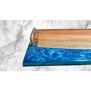 Bandeja de Servir de Madera de Acacia y Resina Epoxi con Asas de Metal, Bandeja Decorativa de Madera para Aperitivos para el Hogar y la Cocina - Product Image 3