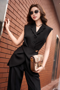Chemisier de bureau structuré sans manches pour femme, style gilet peplum, avec revers cranté et taille découpée, noir CELESTINE - Product Image 3