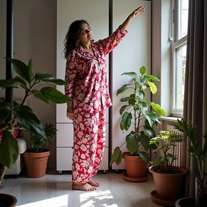 Ensemble de pyjama en viscose exaltée Reverence rose lumineux chemise à manches longues avec pantalon de confort élastique - Product Image 1