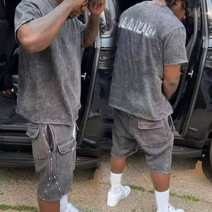 Ensemble de survêtement d'hiver personnalisé décontracté en coton délavé, avec rivets, appliqués vintage et broderies, comprenant un t-shirt et un short à séchage rapide 100% coton - Product Image 1