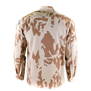 Chemise tactique à manches longues camouflage désert de la République tchèque avec boutons sur le devant et poches sur la poitrine - Product Image 2