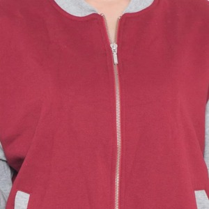 Blouson universitaire personnalisé pour femme avec manches en cuir véritable, manteau en laine style Letterman, coupe ajustée, vêtement d'extérieur streetwear - Product Image 6