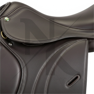 Selle de dressage de haute qualité en cuir véritable, modèle anglais à contact étroit, avec arceau en bois, confortable et durable, pour la course hippique, fabriquée en Inde. - Product Image 6