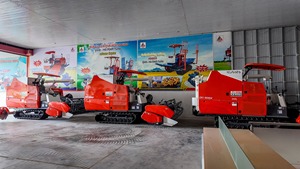 Cosechadora de Alto Rendimiento Kubota DC108X de 108HP con Motor Diésel, Máquina de Cosecha de Arroz de Uso Pesado para Agricultura Profesional - Product Image 4