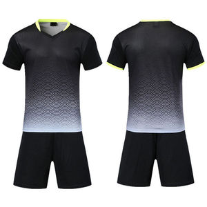 Maillot de football personnalisé OEM de qualité supérieure pour hommes, tenue d'entraînement de club, impression par transfert thermique, short respirant à séchage rapide 100% - Product Image 4
