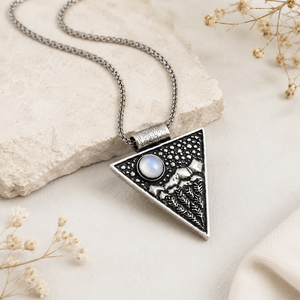 Pendentif Triangle Gothique en Pierre de Lune Arc-en-ciel Naturelle, Fait Main, en Laiton Plaqué Or et Argent, Bijou Tendance, Vente en Gros - Product Image 6