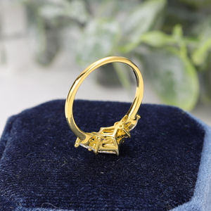 AMBER JEWELS Anillo de Compromiso Unisex de Lujo en Plata 925 con Baño de Rodio, Moissanita con Engaste de Puntas y Perla de Agua Salada, Certificado IGI - Product Image 2