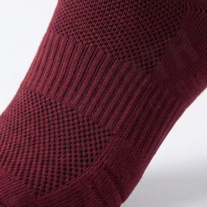 Chaussettes ras du cou tricotées couleur bordeaux unies respirantes pour usage quotidien style classique adulte - Product Image 5