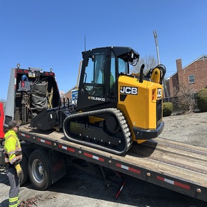 Chargeuse compacte diesel puissante JCB 3TS-8T pour les travaux d'excavation, de chargement, de nivellement et de manutention de matériaux sur les chantiers exigeants - Product Image 3