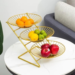 Cesta para frutas de metal elegante, de color dorado y de excelente calidad, que aporta una estética profesional, estilo cafetería, a las cocinas domésticas. - Product Image 1