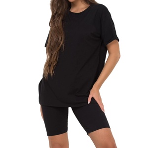 Conjunto de camiseta y pantalones cortos para mujer, ligero y personalizado, para entrenamiento al aire libre. - Product Image 1