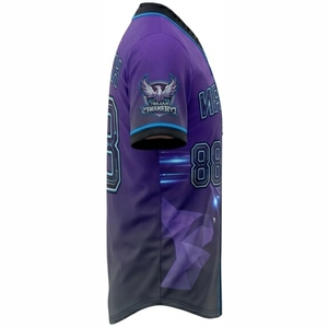 Maillot de baseball personnalisé haut de gamme pour homme, manches courtes, col en V, boutons sur le devant, évacuation de l'humidité, coupe classique, imprimé géométrique violet et bleu - Product Image 3