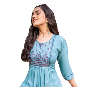 Sous-tissu rayonne court Kurti de la collection Style Broderie Concept en vente en ligne - Product Image 1