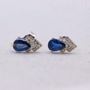 Boucles d'oreilles clous en saphir bleu et diamant en forme de poire, or blanc massif 18 carats, bijoux fins faits à la main pour femmes - Product Image 1