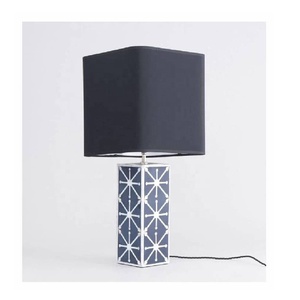 โคมไฟตั้งโต๊ะฝังกระดูกสีเทาและสีขาวรูปทรงเรขาคณิตลายดอกไม้โคมไฟตกแต่งโต๊ะงานฝีมือรูปกระดูก - Product Image 3