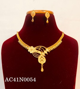 Collar de Cadena con Eslabones Florales de Latón Chapado en Oro de 24K con Pendientes a Juego Modernos para Mujer, Joyería de Moda para Bodas y Fiestas - Product Image 4