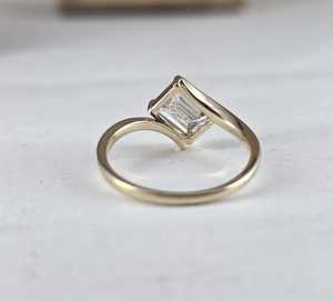 Anillo de Banda Cruzada con Diamante de Corte Esmeralda de 1.01CT, Estilo Único, Cultivado en Laboratorio, Oro Sólido de 10K, Rodio, Joyería Fina para Compromiso y Boda - Product Image 5