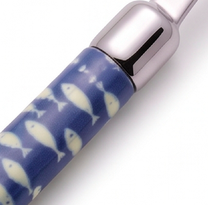 Ensemble de couverts modernes avec manches à motif de poisson bleu, couteau, fourchette et cuillère en acier inoxydable, compatibles lave-vaisselle, pour la restauration et les événements. - Product Image 2