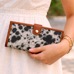 กระเป๋าสตางค์หนังแท้ลายขนสัตว์สุดหรูสำหรับผู้หญิง สไตล์วินเทจคาวเกิร์ล พร้อมสายรัดแบบกระดุม  รับผลิตตามแบบ OEM - Product Image 2