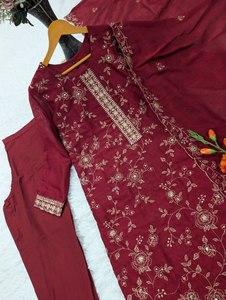 Conjunto de Kurti y Pantalón Bordado Color Granate de Lujo con Dupatta |   Traje Salwar de Diseñador para Mujer, para Bodas y Fiestas - Product Image 3