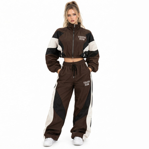 Ensemble veste courte et pantalon ample 100 % nylon pour femme, avec logo brodé, style streetwear, coupe-vent court et pantalon de pluie ample - Product Image 2