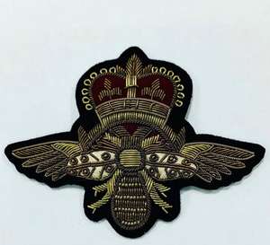 Badge brodé de haute qualité en fil métallique et perles, motif abeille couronnée, pour sacs, chaussures et accessoires de mode - Product Image 4