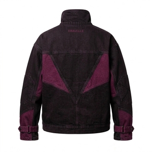 Veste utilitaire en jean bordeaux délavé pour homme, col montant personnalisé, à rabat boutonné, blocs de couleur chevron, style streetwear tactique - Product Image 2