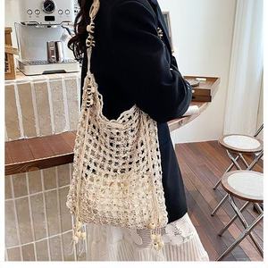 Sac à bandoulière bohème en crochet ajouré avec pompons, sac artisanal d'été pour femme à sangle unique - Product Image 1