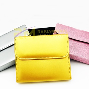 Pochette en cuir et étui magnétique avec pince à épiler, coton nettoyant et outil de beauté – Couleur blanche – Produit phare de l'Expo de mars RMI - Product Image 3