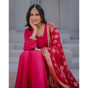 Ensemble de costume pour femme Sarah en satin rose 100% polyester disponible en taille XS - Product Image 5