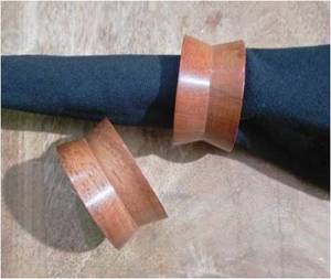 Ronds de serviette élégants et modernes en bois, faits à la main, design cylindrique concave, bois poli, écologiques, durables, accessoires de table. - Product Image 3