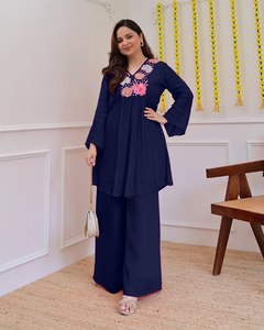 La temporada festiva requiere atuendos que brillen con la misma luminosidad que las celebraciones. Con este conjunto festivo de georgette puro, ¡estás listo para la fiesta! - Product Image 4