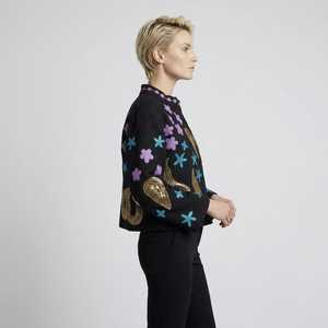 Chaqueta Corta de Mujer con Cuello Mandarín, Bordado Floral a Mano, Tejido de Punto 100% Algodón, Estilo Boho, para Primavera/Invierno - Product Image 1