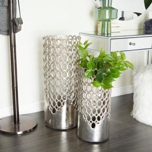Vase à fleurs en métal vibrant qui rehausse l'ambiance grâce à sa surface réfléchissante et à sa fabrication experte. - Product Image 1