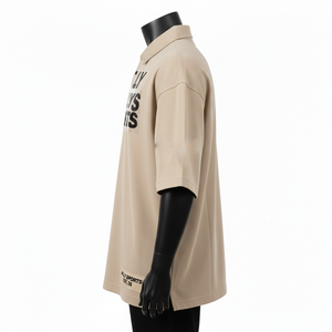 Polo de poliéster interlock premium para hombre, 220 GSM, color beige, con parche de logotipo termoadhesivo, suave, transpirable, que absorbe la humedad. - Product Image 3